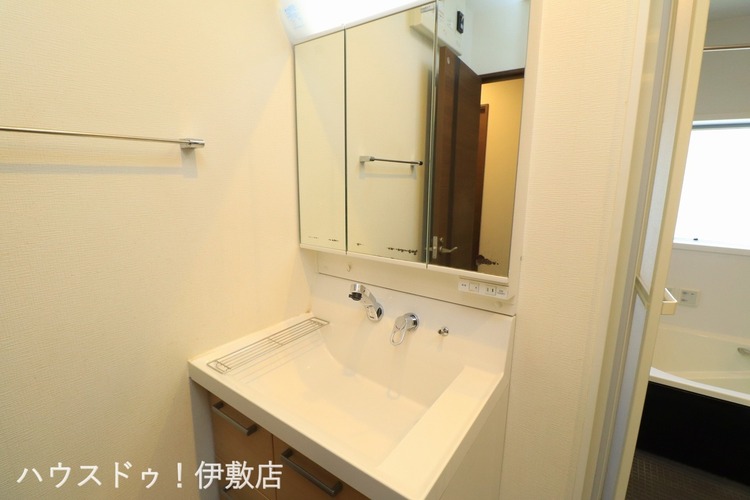 その他 【洗面台】人気の3面鏡を採用しました。ミラー裏が収納になっているので、生活感を出さずに収納することが出来ます。