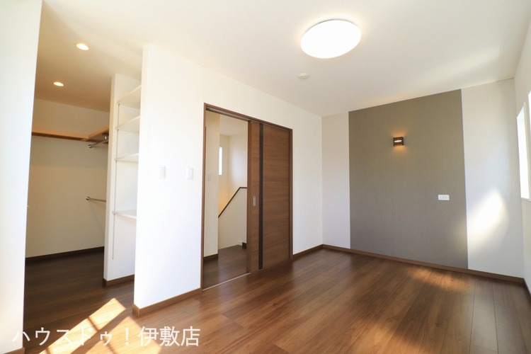 内装 【2F洋室7.5帖】2方向に窓があり、明るい洋室です！