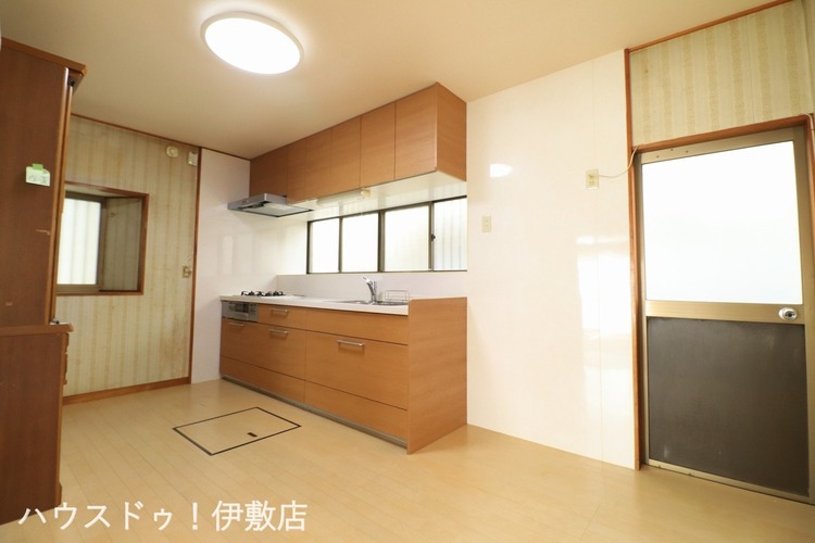 キッチン 【ダイニングキッチン】勝手口付きのダイニングキッチン！玄関を通らずにゴミを捨てられます！