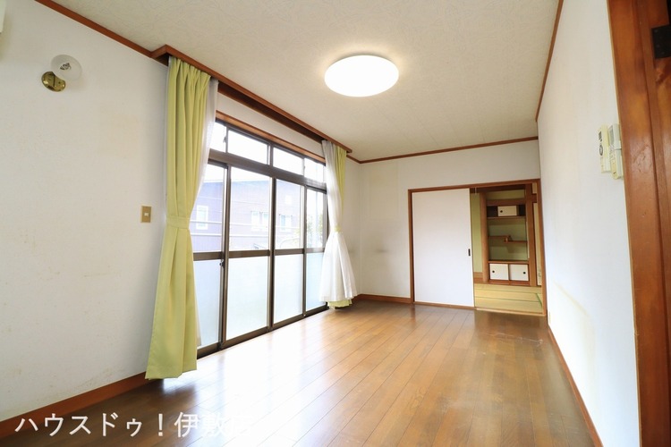 内装 【1F洋室】南側に掃き出し窓があり、明るい洋室です！