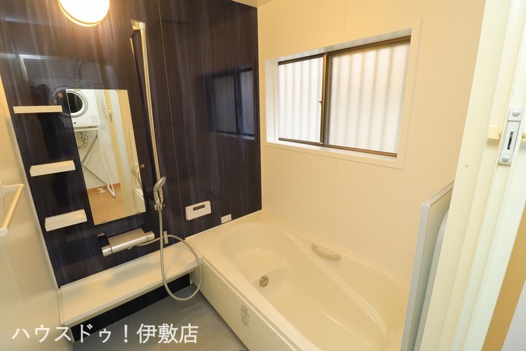 風呂 【浴室】大型の浴槽に浸かって日頃の疲れを癒して頂く事が出来ます