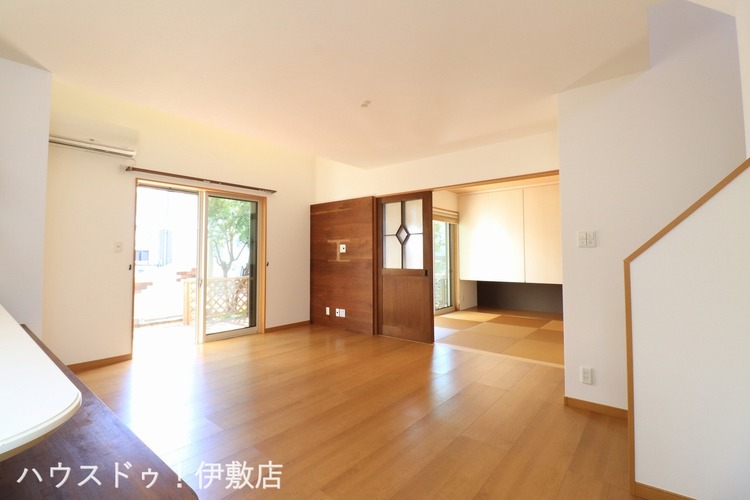 居間 【リビング】リビング16.25帖と和室4.5帖の合わせて20.75帖と広々空間！