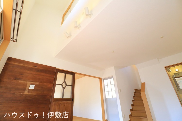 居間 【リビング】リビングには吹抜付きで開放感があります！