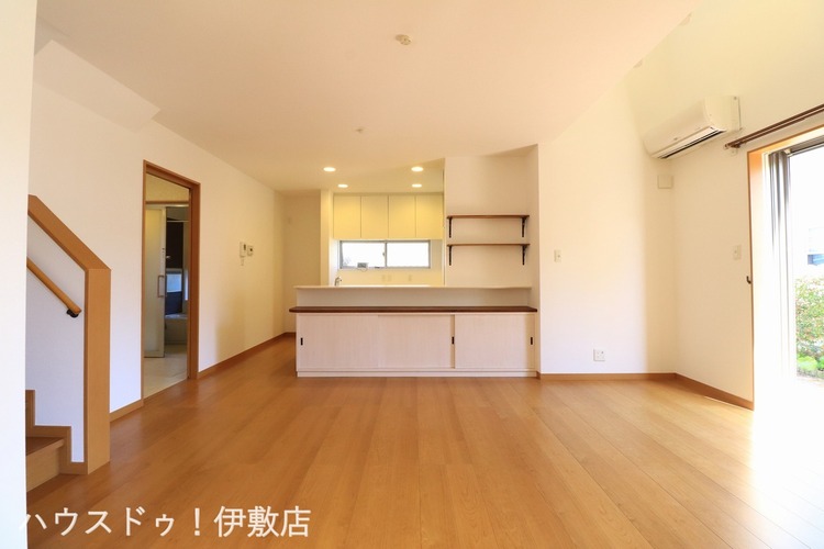 居間 【リビング】白を基調とした室内で清潔感と開放感があります！