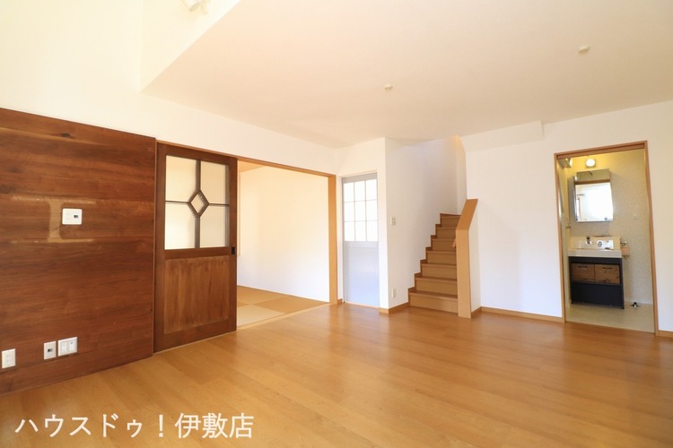 居間 【リビング】壁掛けテレビができるようにコンセントが上の方についています！