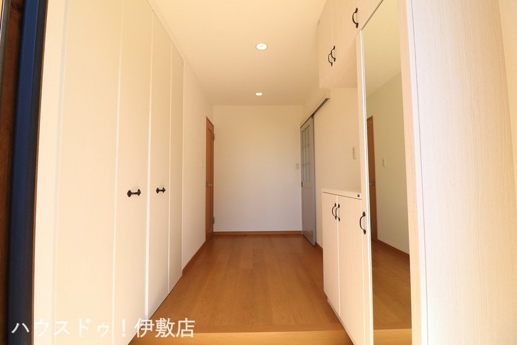 玄関 【玄関】玄関にはシューズボックス、シューズクローク、物入付きです！