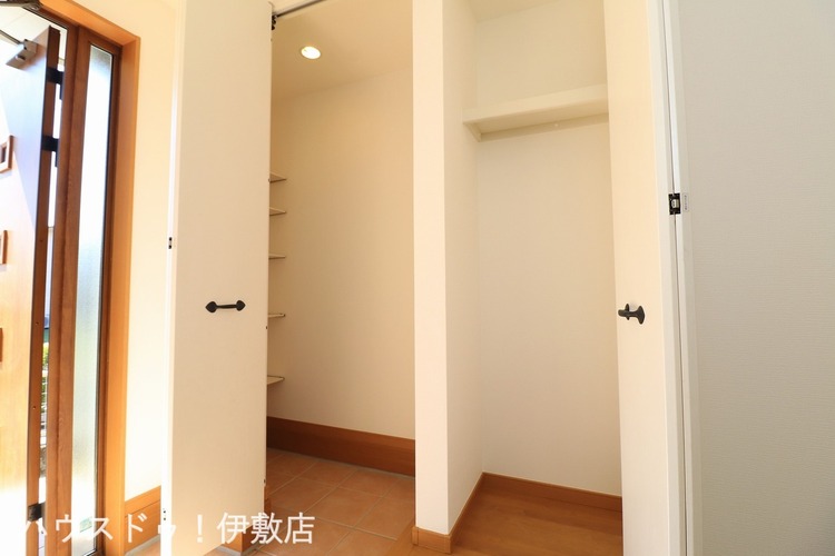 その他 【シューズクロークと物入】扉付きで生活感を出さずに収納可能です！