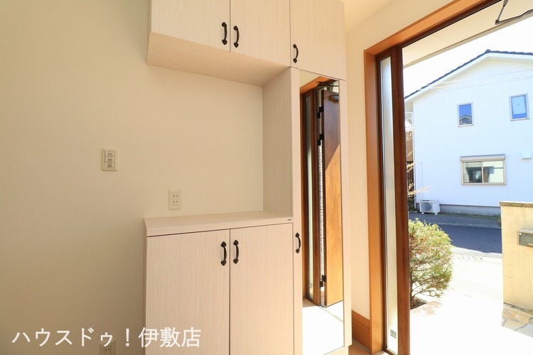 玄関 【シューズボックス】高さのある鏡付きで家を出る前に全身チェックができます！