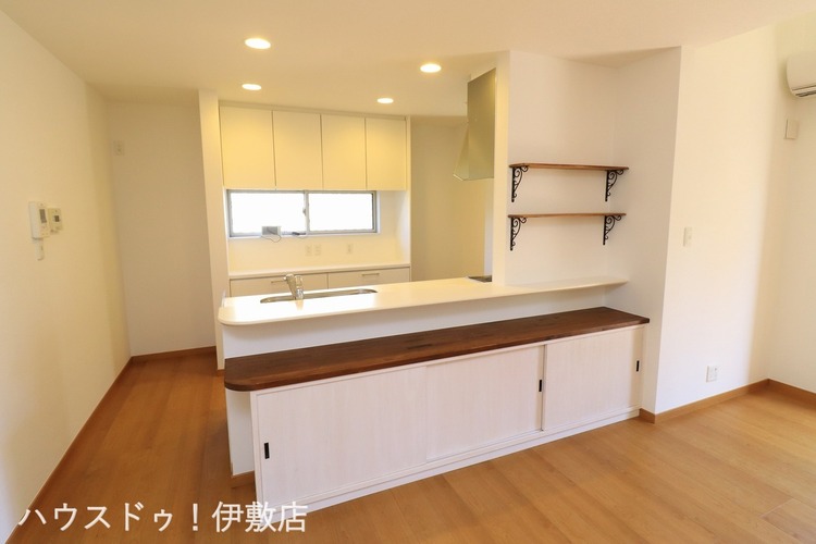 キッチン 【キッチン】飾り棚付きでインテリアデザインを楽しめそうです！