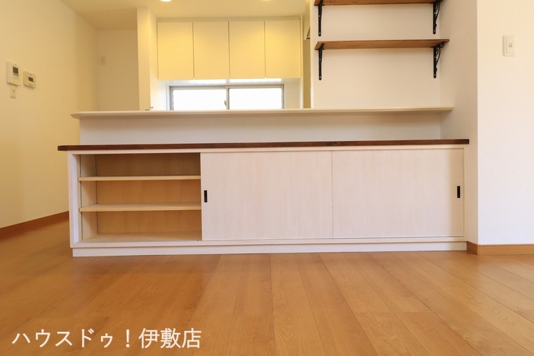 その他 【収納】キッチンのリビング側に扉付きの収納付き！収納が多いのはうれしいです！