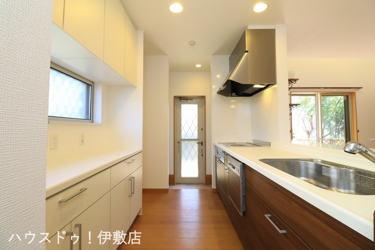 キッチン 【キッチン】勝手口付き！玄関を通らずに、ゴミ出しができます！