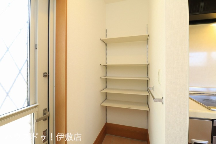 その他 【食品庫】勝手口隣接なので、買い物を外から直接食品庫へ運べます！