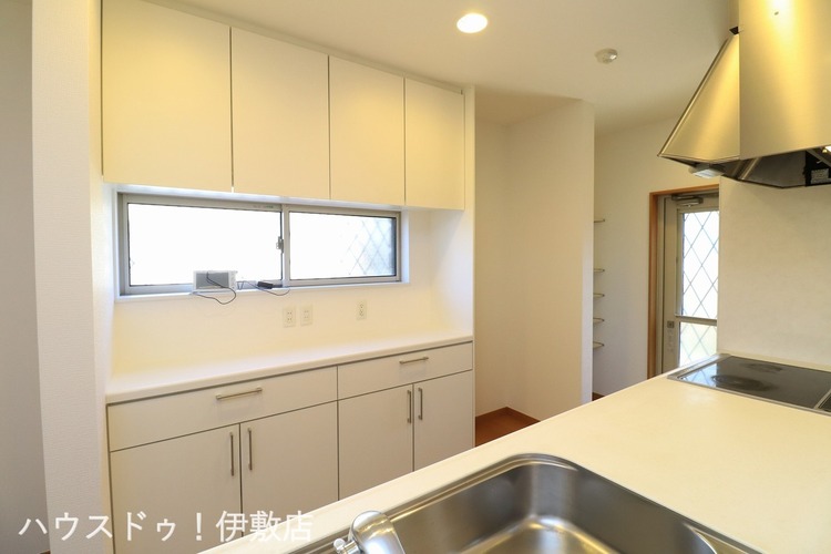 キッチン 【キッチン】雰囲気に合うカップボード付きです！