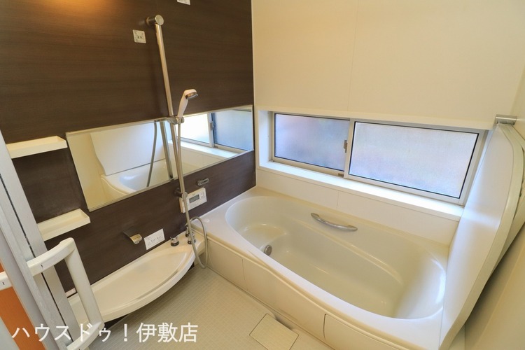 風呂 【浴室】大型の浴槽に浸かって日頃の疲れを癒して頂く事が出来ますね