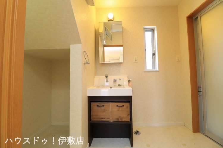 その他 【洗面所】階段下収納付きで洗剤なども収納可能です