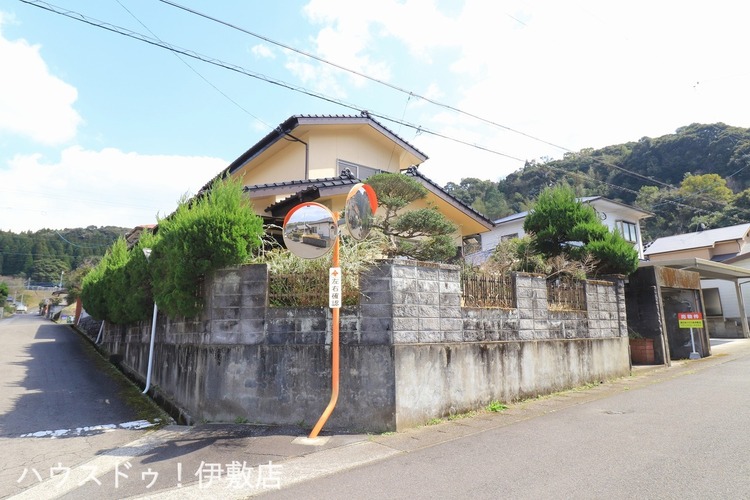 外観 【外観写真】・角地・南側に庭を設け、建物陽当たり良好です・敷地69.69坪と広々