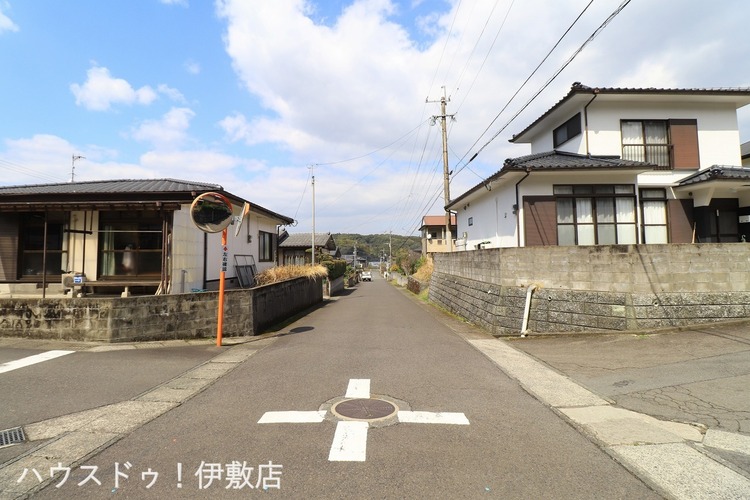 外観 【前面道路】前面道路広々で離合も楽々です