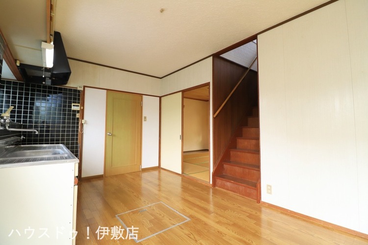 キッチン 【ダイニングキッチン】ダイニングキッチンを通って2Fへ行ける間取りです