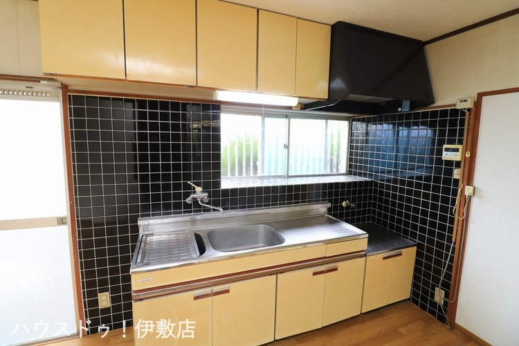 キッチン 【キッチン】吊戸棚付きで収納豊富です！