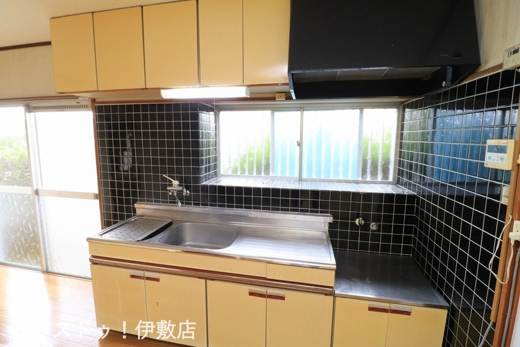 キッチン 【キッチン】窓付きのキッチンで明るいです