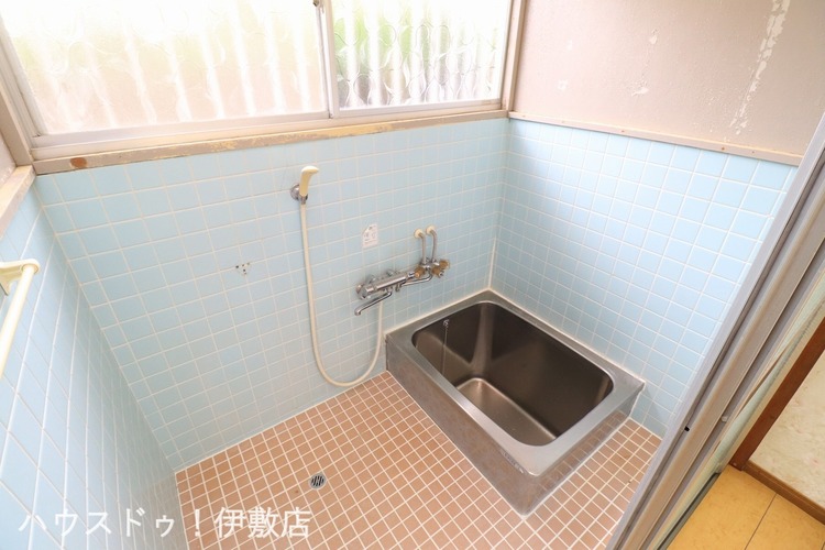 風呂 【浴室】大きな窓付きの浴室