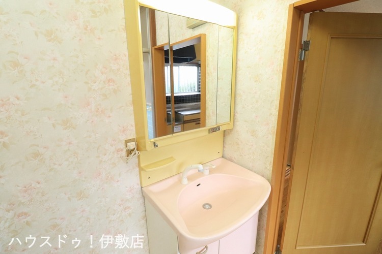 その他 【洗面台】人気の3面鏡を採用しました。ミラー裏が収納になっているので、生活感を出さずに収納することが出来ます。