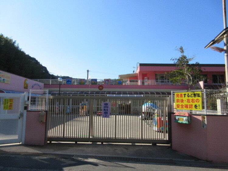 周辺 つつじが丘保育園[つつじが丘保育園]保育方針	*健康でみんなとなかよくできるこども*自分の力を発揮しともだちを大切にする子供*自主的で意欲的に遊び素直な心を持つこども 徒歩 約7分（約490m）