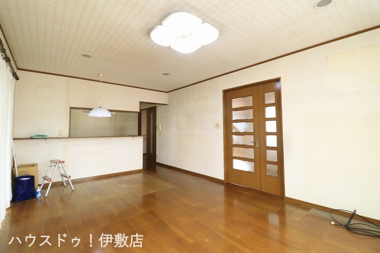 居間 【リビング】弊社にて無料でリフォーム見積もり致します。ワンストップサービスで物件の購入からリフォーム工事まで弊社にお任せ下さい。