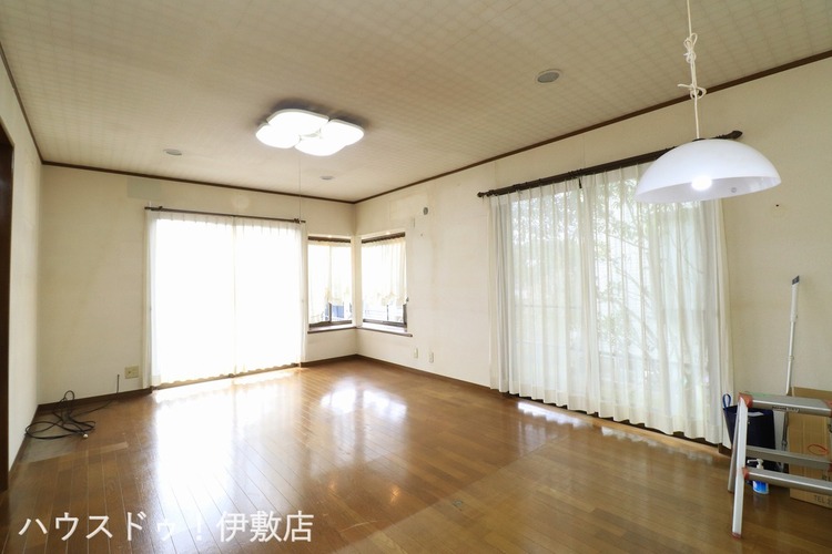 居間 【リビング】南から暖かい日差しが入るリビング！