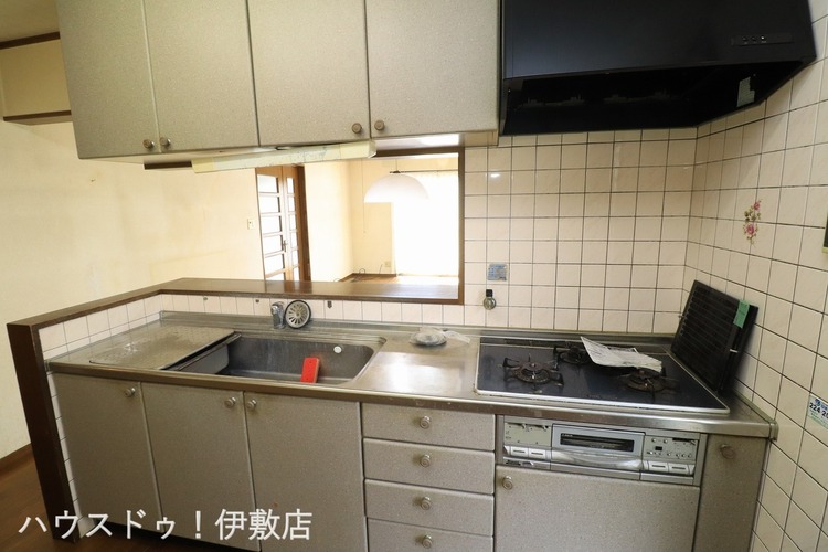 キッチン 【キッチン】吊戸棚付きで収納豊富です！