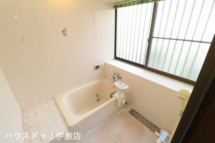 風呂 【浴室】大き目の窓がついており、すぐに換気ができます！