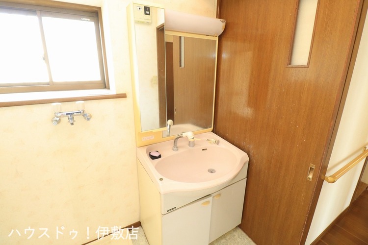 その他 【洗面台】ハンドシャワー付き洗面台。広い洗面ボウルでは楽にシャンプーや手洗い洗濯ができます。