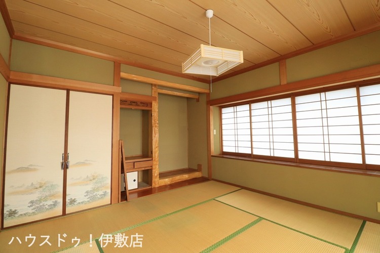 内装 【1F和室】2方向に窓があり、陽当たり良好な和室です