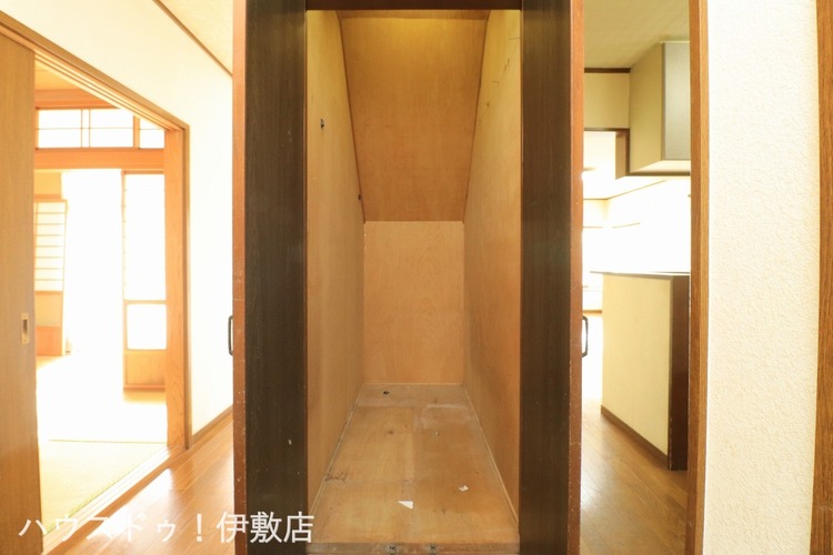その他 【階段下収納】キッチン隣にある階段下収納！調理器具なども収納可能です