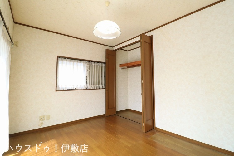 内装 【2F洋室】南から暖かい日差しが入る洋室！