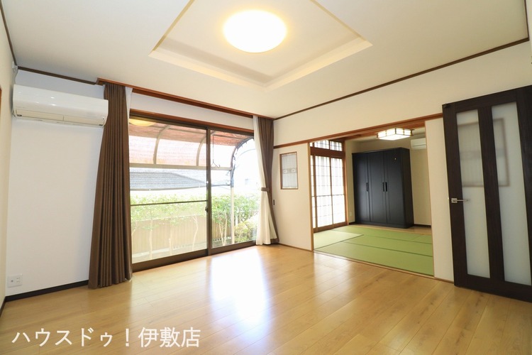 居間 【リビング】南側から暖かい日差しが入るリビング！