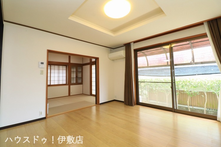 居間 【リビング】大きな掃き出し窓から暖かい光が入るりリビング