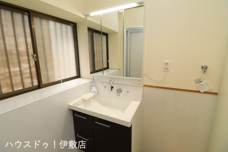 その他 【洗面台】人気の3面鏡を採用しました。ミラー裏が収納になっているので、生活感を出さずに収納することが出来ます。