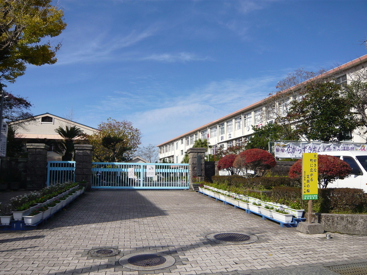 周辺 玉江小学校【鹿児島市立玉江小学校】は、下伊敷1丁目に位置する1878年創立の小学校です。令和3年度の生徒数は827人で、32クラスあります。校訓は「のぞみ　大きく　た… 徒歩 約19分（約1500m）