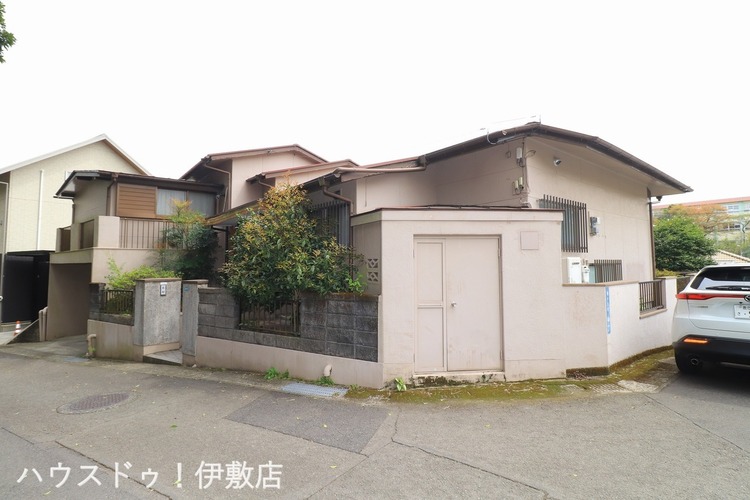 外観 【外観写真】扉付きの倉庫付きです！