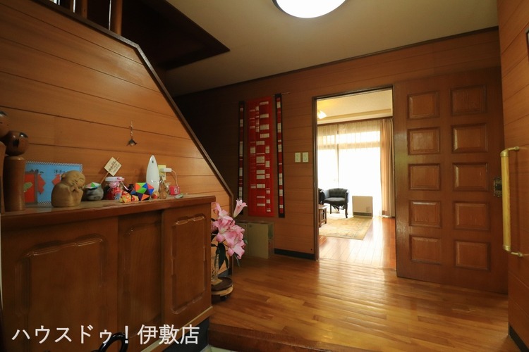 玄関 【玄関】広々とした玄関で横に並んで靴を履けます