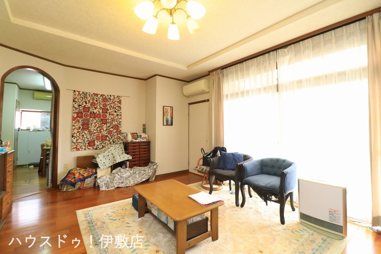 内装 【洋室】南から暖かい日差しが入る洋室！