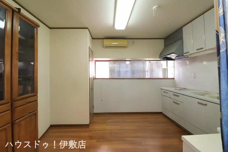 キッチン 【ダイニングキッチン】収納付きのダイニングキッチン！窓もついており明るいです！※AIによる家具消し後の写真です