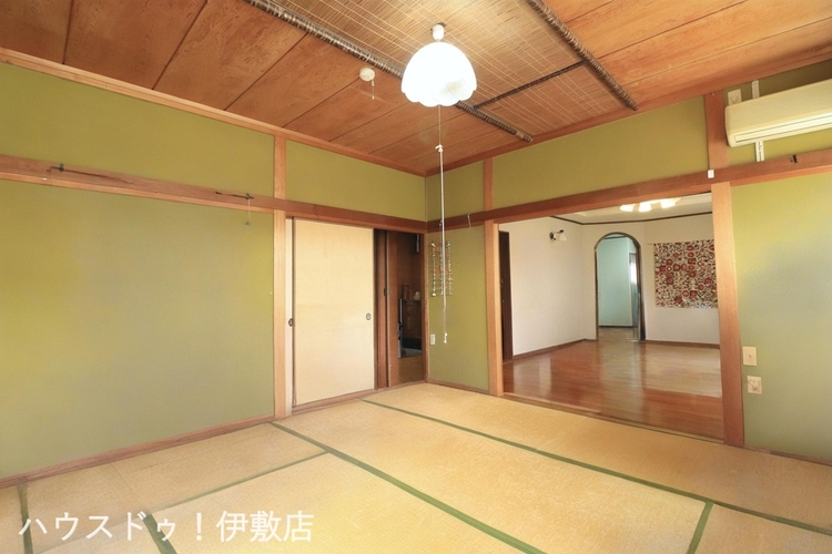 内装 【和室】洋室と続き間になっており、広々とした空間です！※AIによる家具消し後の写真です