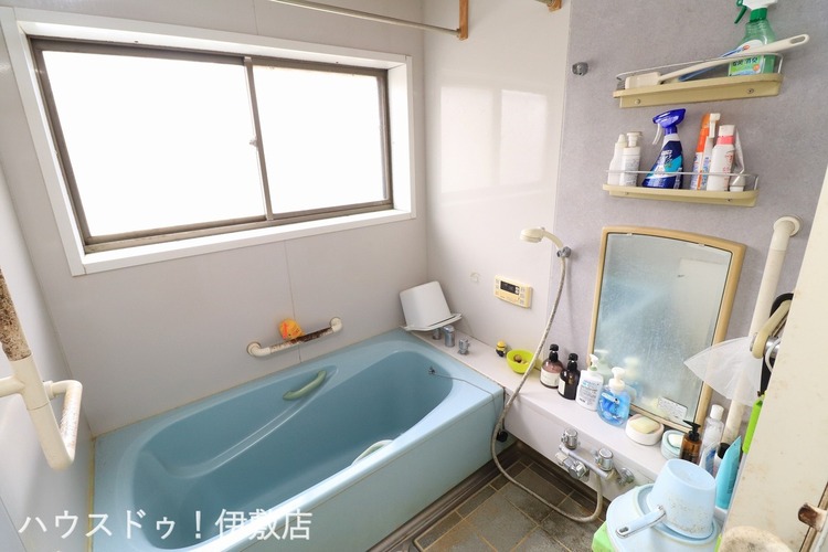 風呂 【浴室】大型の浴槽に浸かって日頃の疲れを癒して頂く事が出来ますね