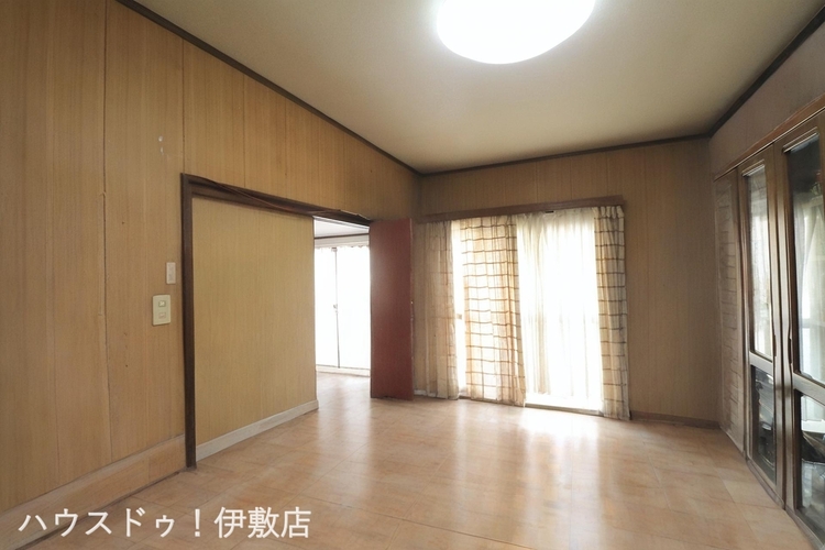 内装 【洋室】「他社で住宅ローンに落ちてしまった」「車のローンが残っている」など、住宅ローンでお困りの方はぜひ一度弊社までご相談ください。※AIによる家具消し炭の写真です