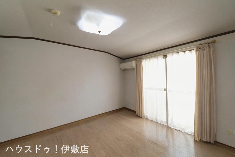 内装 【洋室】広々とした洋室付きです！※AIによる家具消し炭の写真です