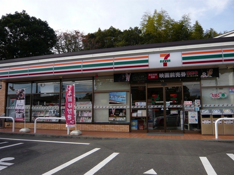周辺 セブンイレブン　西伊敷店【セブンイレブン西伊敷店】コンビニエンス ストアのチェーン。軽食や飲み物をはじめ、売店で扱うさまざまな商品を用意。 徒歩 約9分（約690m）