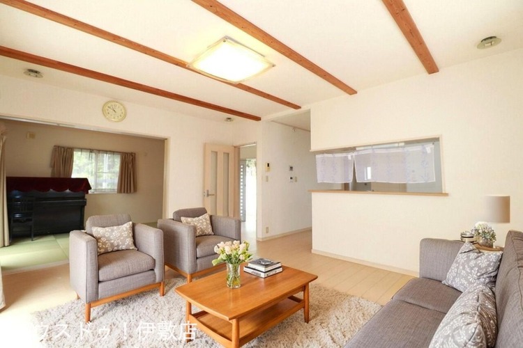 居間 【リビング】天井の梁が印象的なリビング！白を基調とした室内に、梁がアクセントになっています※イメージにつき、家具、家電は価格に含まれません。