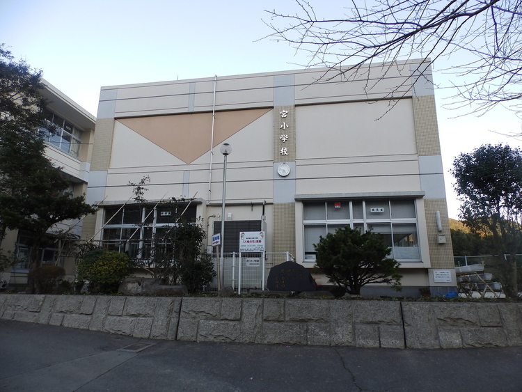 周辺 宮小学校【鹿児島市立宮小学校】は、宮之浦町に位置する1879年創立の小学校です。令和3年度の生徒数は90人で、8クラスあります。校訓は「考える　強い　明るい　思いやり… 徒歩 約22分（約1690m）